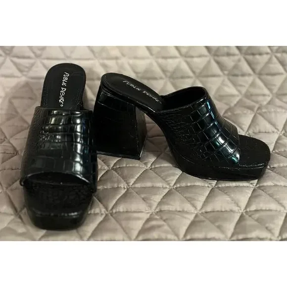 Black crocodile mules
Public desire says size 4
I think they would fit a 7-8￼ - Picture 3 of 5